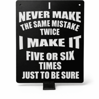 Humoristisk citatskilt. - i never make the same mistake once..